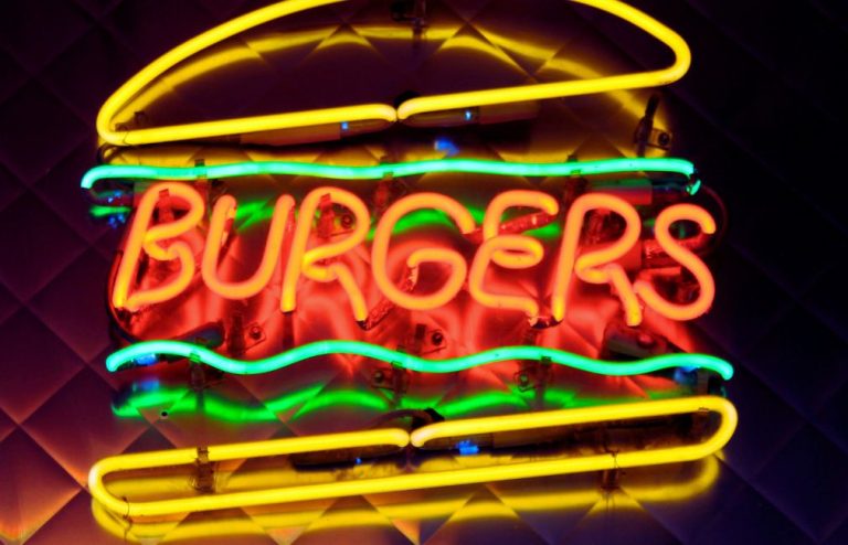 Une enseigne lumineuse en forme de Burger