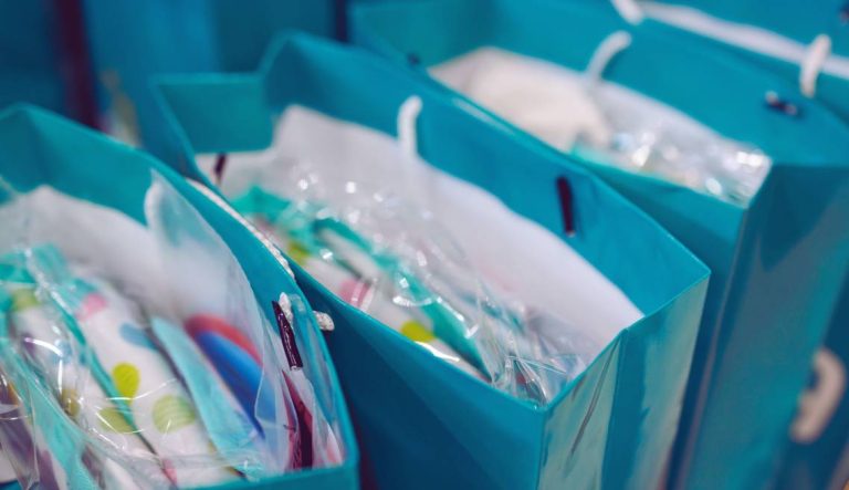 Des sacs avec des cadeaux
