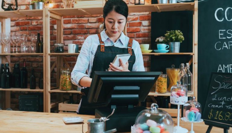 Une caisse tactile dans un café restaurant
