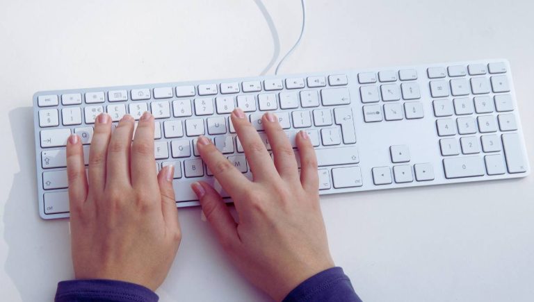 Une personne qui tape sur un clavier