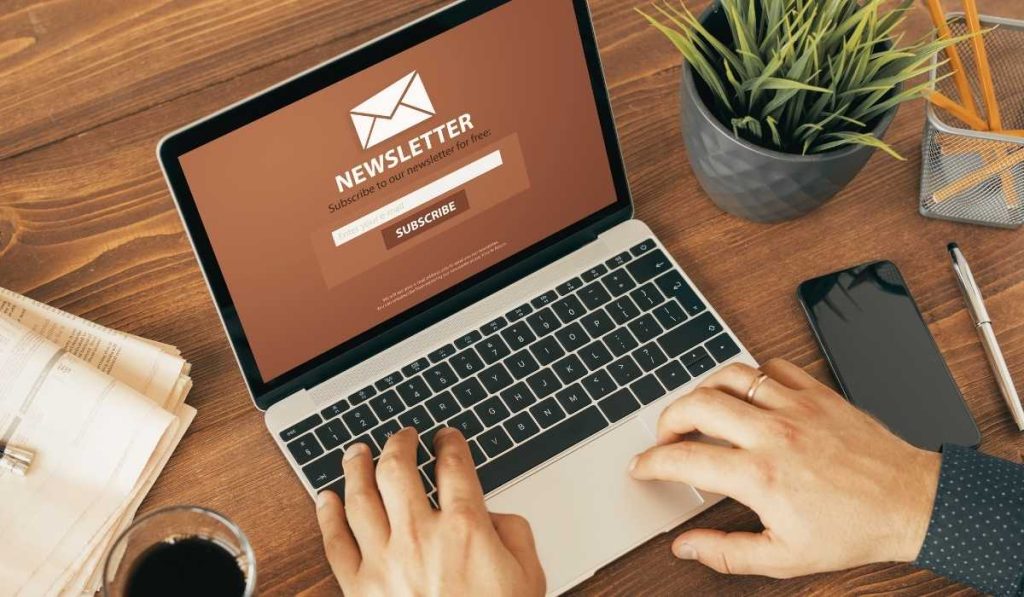 Une personne sur son ordinateur qui souscrit a une newsletter