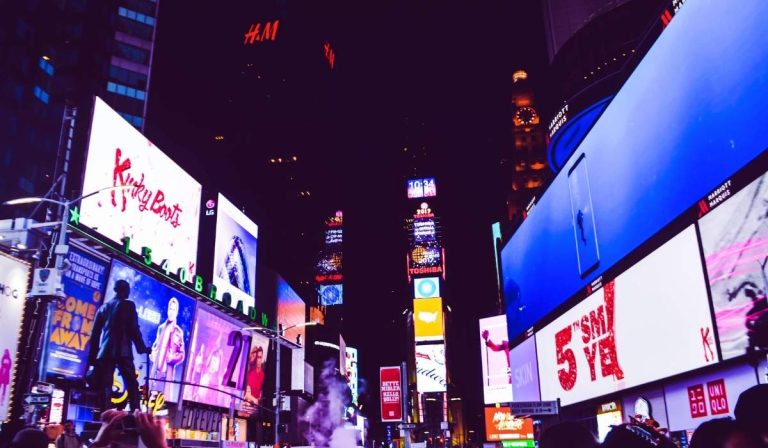 Panneaux publicitaire dynamique dans une rue à NEw-York