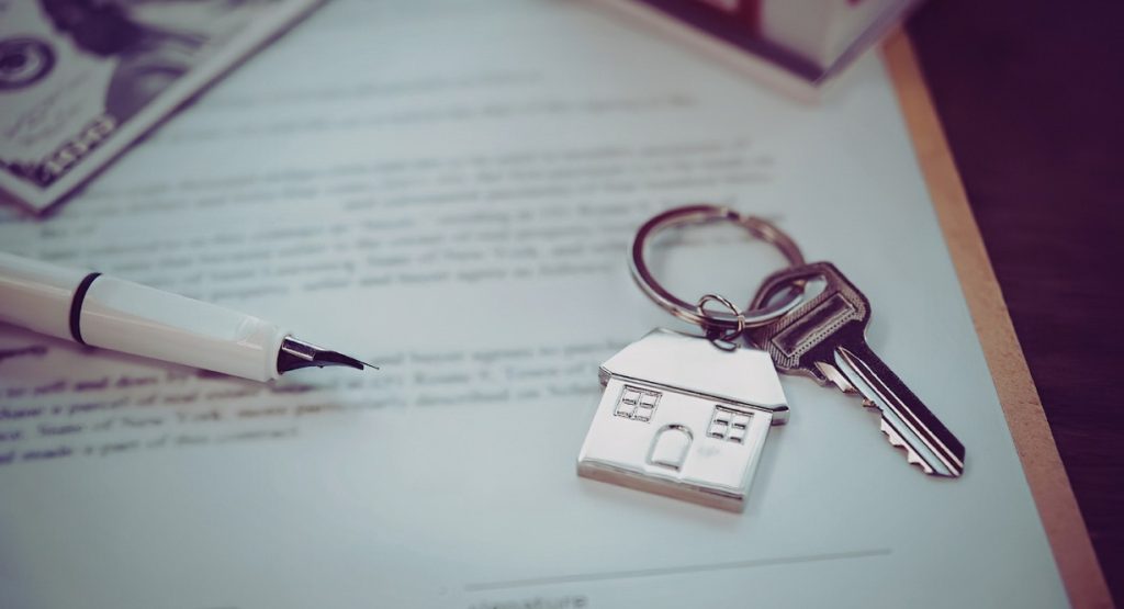 Contrat immobilier avec clé et porte-clé maison illustrant les frais de notaire à négocier