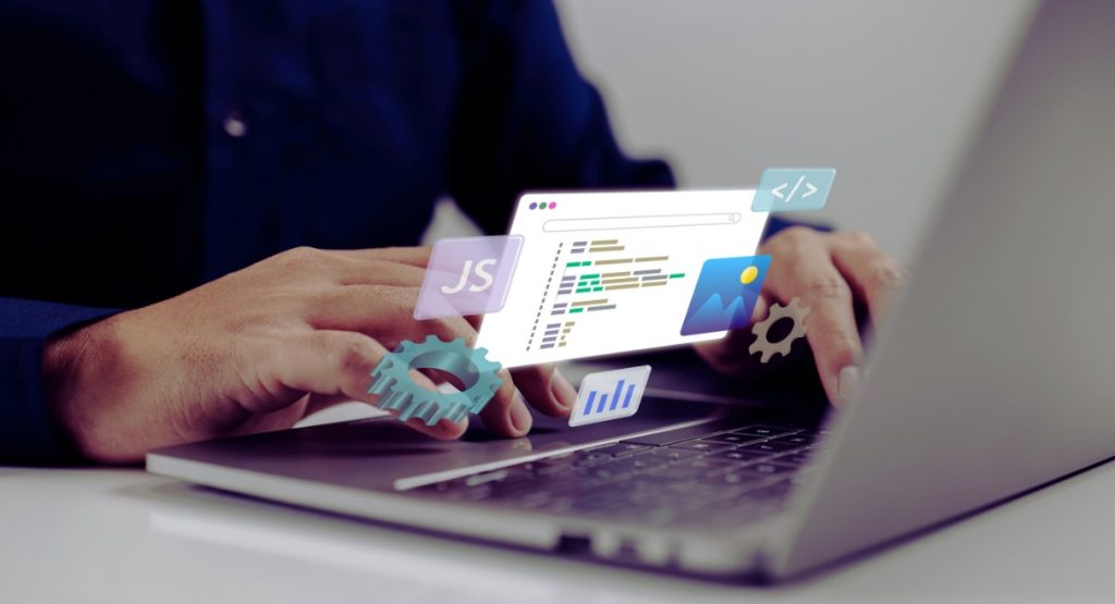 Mains sur laptop avec icônes code JavaScript et balises HTML pour plan de taggage analytics