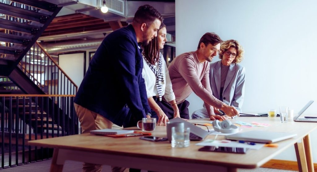 Équipe de professionnels échangeant autour d'idées créatives dans une agence de communication