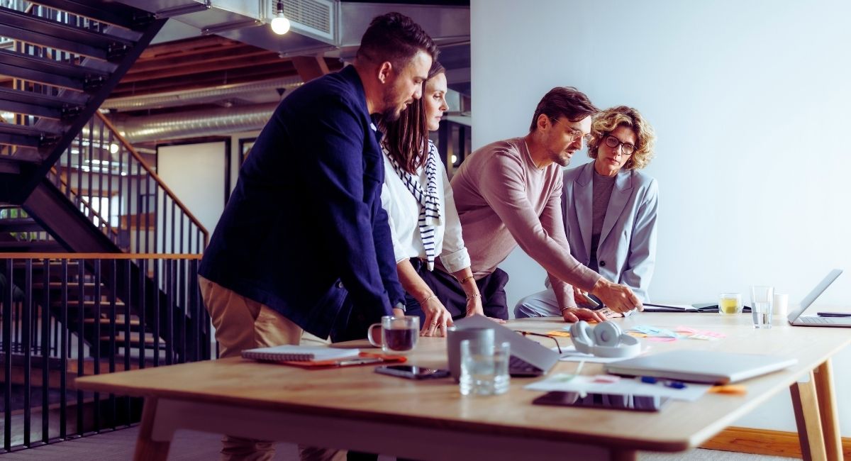 Équipe de professionnels échangeant autour d'idées créatives dans une agence de communication