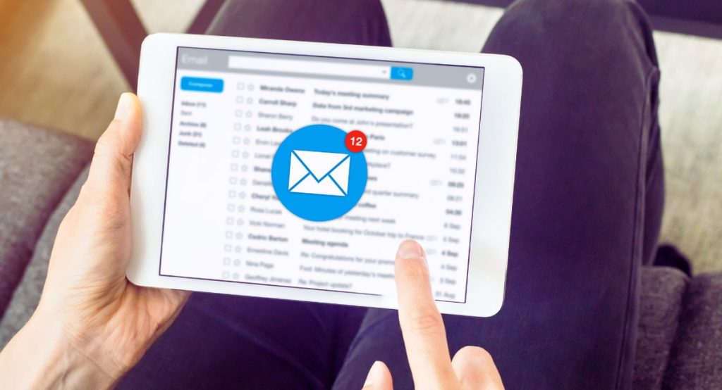 Tablette affichant une boîte de réception email avec notifications pour logiciel de messagerie