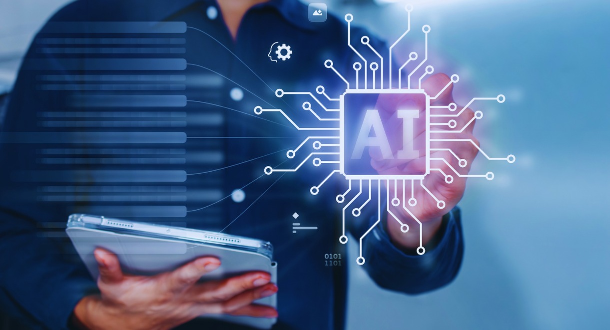 Professionnel en costume tenant une tablette et pointant une puce IA connectée