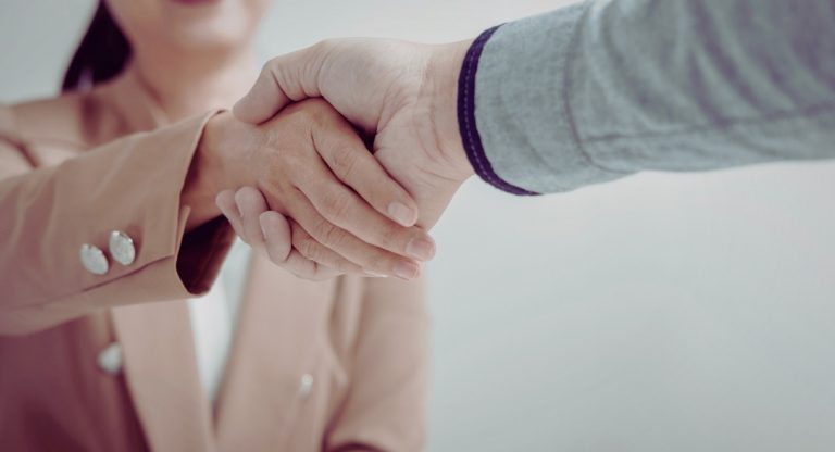 Poignée de main entre professionnels illustrant la notion de prospect en anglais et la relation client commerciale