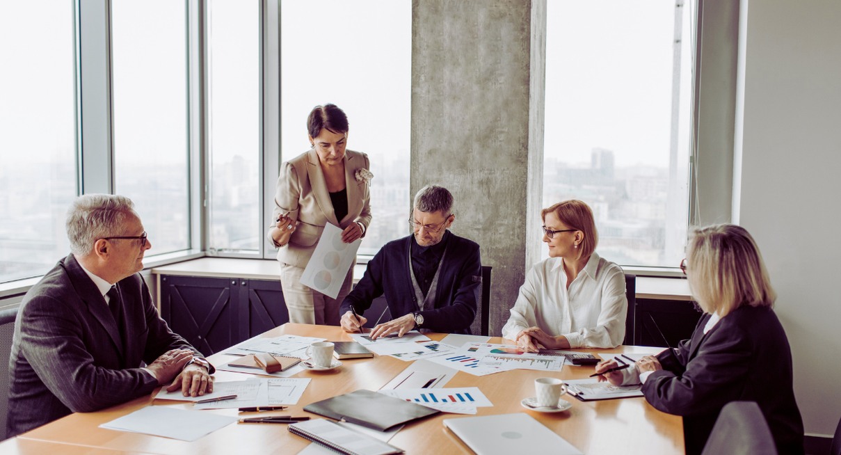 Une equipe professionnelle analyse des graphiques de performance lors d une reunion au bureau